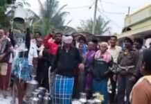 ಹಾಲು ಉತ್ಪಾದಕರಿಗೆ ಷೇರು ನೀಡಿಲ್ಲ ಎಂದು ಮೈಮೇಲೆ ಹಾಲು ಸುರಿದು ಕೊಂಡು ಪ್ರತಿಭಟನೆ